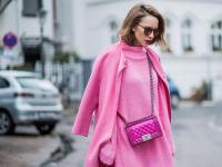 甜美清新穿搭指南：粉色长款针织外套与高饱和度颜色搭配