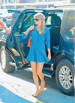 泰勒·斯威夫特的时尚魅力：彩色条纹T恤与简约套裙的完美融合