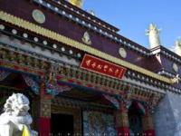 强巴林寺：康区最大的寺庙与藏传佛教艺术瑰宝