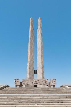 唐山抗震纪念碑：历史与坚韧的象征