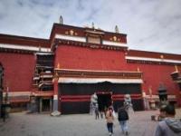 西藏萨迦寺：藏传佛教的重要宗派与文化中心