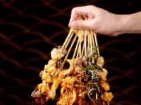 制作美味冷串串：各种配菜煮熟，串入竹签，浇上特制酱汁