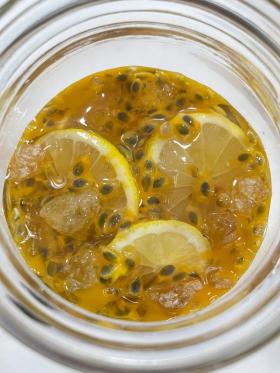 百香果柠檬蜂蜜水：美容养颜、消炎灭菌、解酒护肝与抗疲劳的神奇饮品
