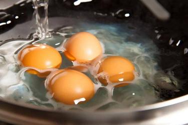 溏心鸡蛋：潜在的健康风险与防范措施