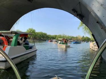 朝阳公园游船码头：划船游玩，尽享湖上美景