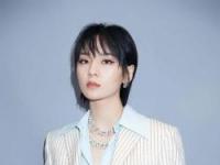 中韩女星发型大比拼：周笔畅与申世京的时尚较量